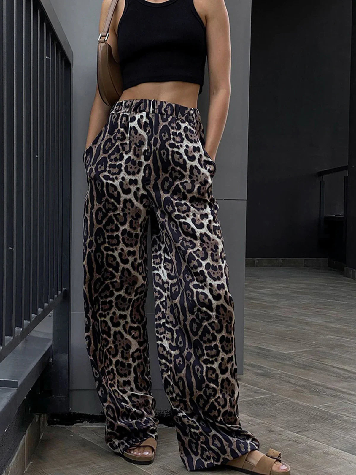 Wide-leg pants with leopard print